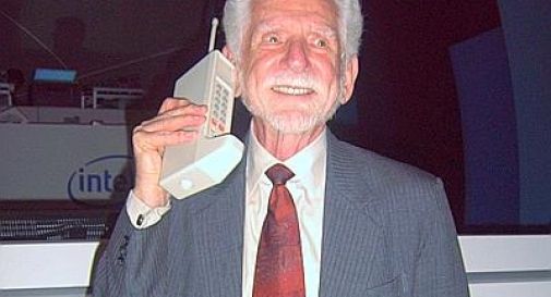 Il cellulare compie 40 anni. E perde 1,3 Kg (di peso)