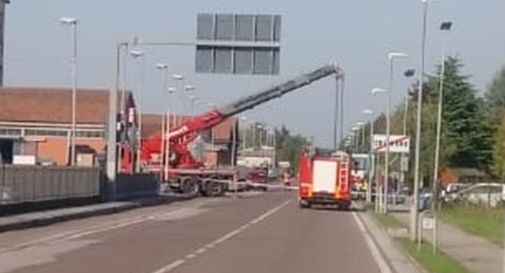 Si stacca il rimorchio del camion in mezzo alla provinciale, traffico in tilt a Chiarano