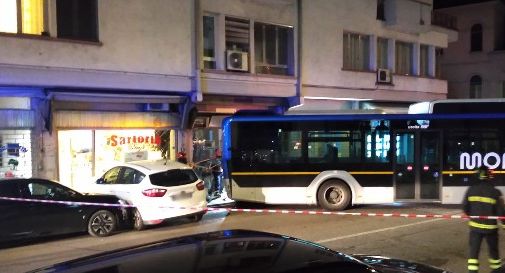 Conegliano: autobus sfonda vetrine e colpisce un'auto