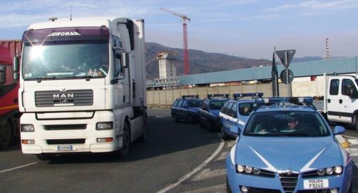 Sul camion 28 giorni di seguito, i vigili lo obbligano a dormire