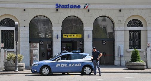 Polizia davanti alla stazione