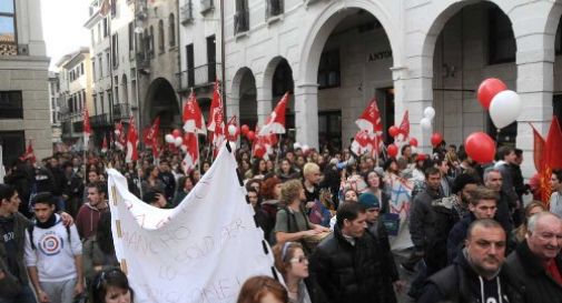 Sciopero: 3 agenti feriti da bombe- carta