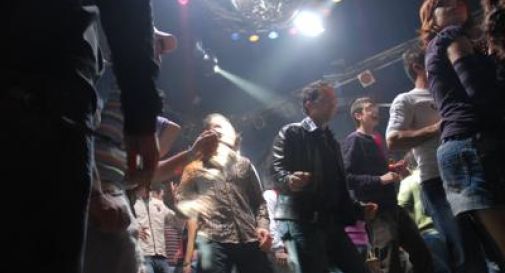 Tragedia in discoteca, tenta un salto mortale e muore