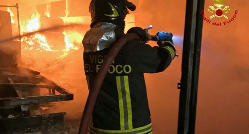 Mobilificio a fuoco, pompieri al lavoro tutta la notte