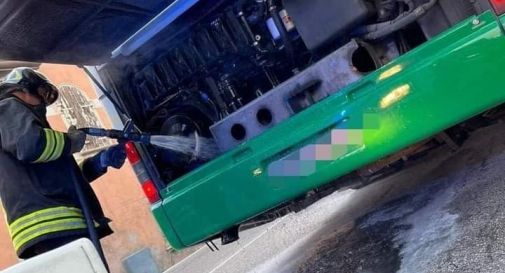 Principio di incendio su un bus, passeggeri salvi 