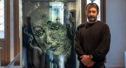 A Treviso la mostra di Simon Berger, l'artista che crea opere sul vetro  frantumato, Oggi Treviso, News