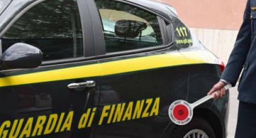 Beccato dalla Finanza getta 3mila euro dal finestrino