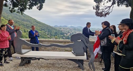 Valdobbiadene, ecco la panchina d'autore con vista sulle colline Unesco