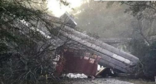 Treno deraglia in Georgia, decine di vagoni in strada