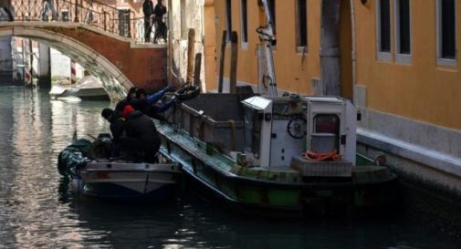 Nuova immersione dei gondolieri-sub nei canali di Venezia