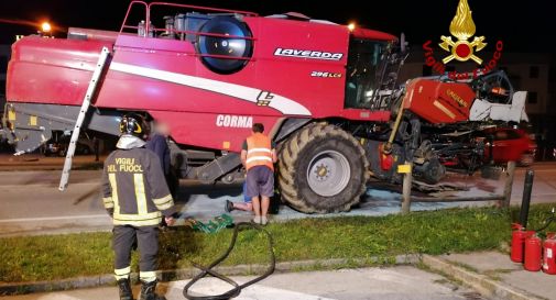 Incendio alla mietitrebbia, il conducente cerca di spegnerlo con un estintore