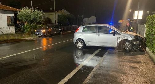 Prima si scontra con un'auto e poi si schianta contro un muretto a Paese