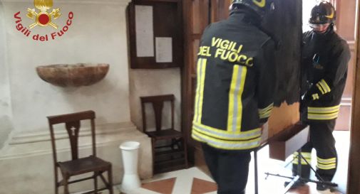 Treviso, pannello degli annunci a fuoco in chiesa