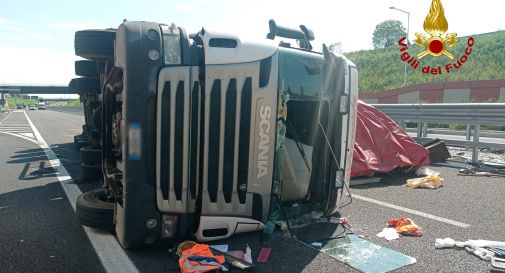 Riese, camion si rovescia in mezzo alla strada