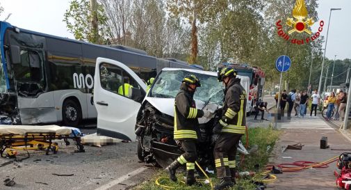 Montebelluna, furgone contro corriera: due morti