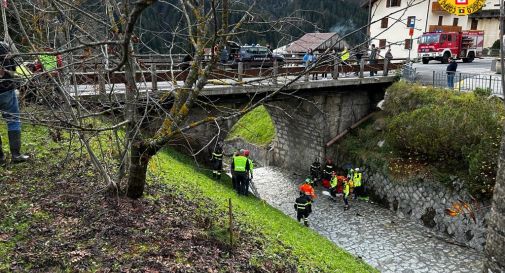 Cade nel torrente, lo soccorrono in otto