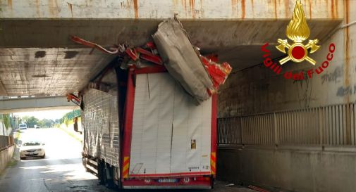 Villorba, camion si incastra nel sottopasso ferroviario