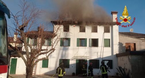 Fiamme al tetto in legno: paura a Crocetta