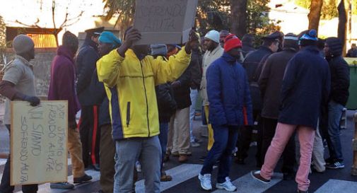 Profughi in rivolta: una città bloccata