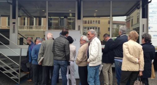 Arriva il tir della vista: tutti in coda in piazza Vittoria