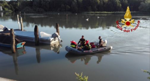 Sorpreso dal temporale in mezzo al fiume con la sua barca in avaria