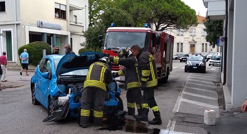 motta esce di strada falcia i cartelli vicino all ingresso del supermercato e di un passaggio pedonale oggi treviso news il quotidiano con le notizie di treviso e provincia oggitreviso