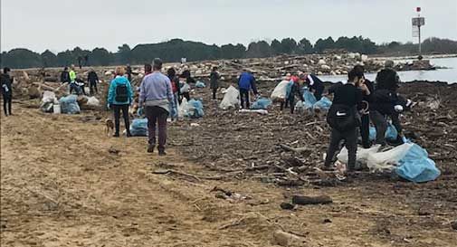 La piena riempie di plastica la spiaggia di Jesolo: 300 volontari la ripuliscono