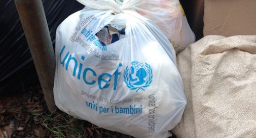 Rifiuti abbandonati in un sacchetto dell'Unicef