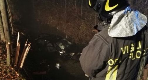 Auto finisce nel canale