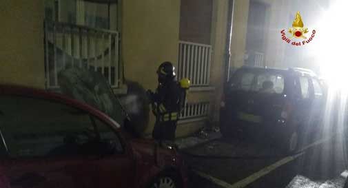 Il piromane incendia un'altra auto, paura in città 