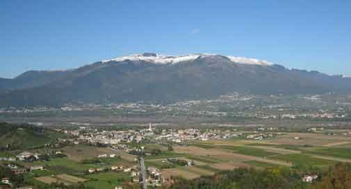 Valdobbiadene, fiamme nella notte sul monte Cesen