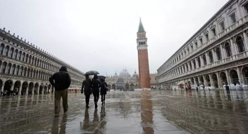 A Venezia acqua alta a 99 centimetri, allagata Piazza San Marco