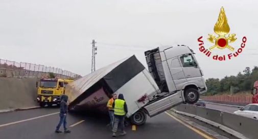 Camion si ribalta in A4, autostrada bloccata