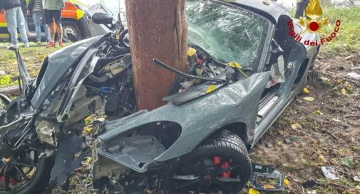 Porsche vola fuori strada e si accartoccia contro un albero: ragazzo gravissimo