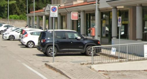 San Fior, auto finisce contro il portone di un condominio