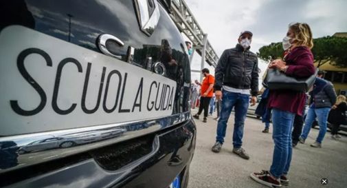 Bocciato all'esame di patente, aggredisce l'istruttore: denunciato 