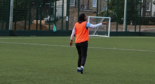 Esclusa dalla partita di calcio per non aver indossato i pantaloncini regolamentari