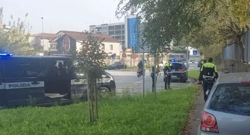 Auto contro passeggino su pista ciclabile, bimba soccorsa 