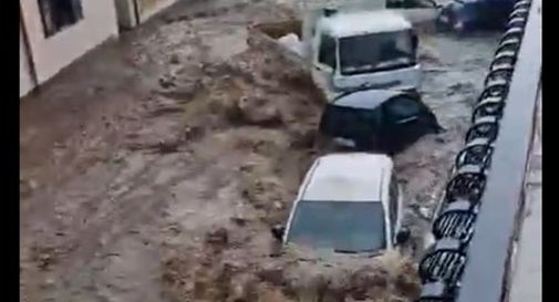 Nubifragio a Catania, strade diventano fiumi: auto e barche trascinate via - Video