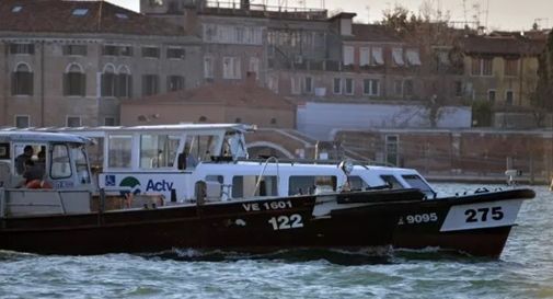 Scontro in laguna Venezia tra lancione e vaporetto, feriti