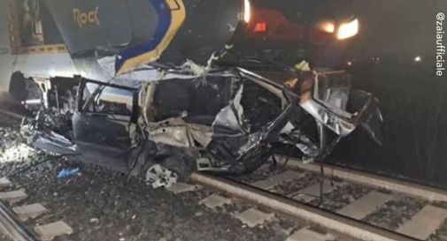 Linea ferroviaria Venezia-Trieste bloccata: treno travolge auto sui binari  