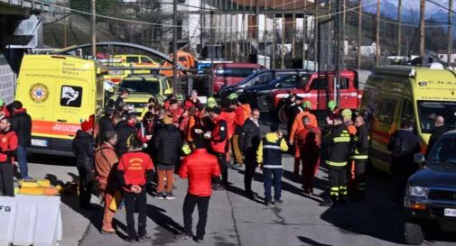 Speleologa bloccata: barella affronta il tratto più stretto