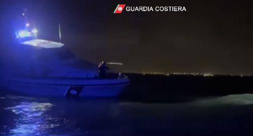 All'improvviso il mare in burrasca, affonda peschereccio: muoiono padre e figlio - VIDEO