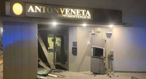 Fanno esplodere bancomat e rubano il denaro