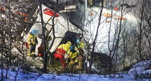 Autobus precipita in un lago: tre morti e feriti gravi