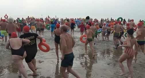 Jesolo, 350 coraggiosi per il tuffo di Capodanno