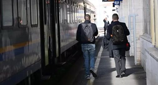 Catena da bici sulla linea dei treni, indagini in corso