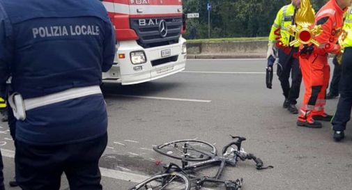 Ciclista travolto e ucciso da un camion