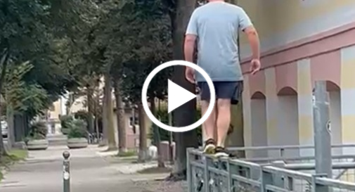 Vittorio Veneto, cammina sul corrimano del ponte - VIDEO