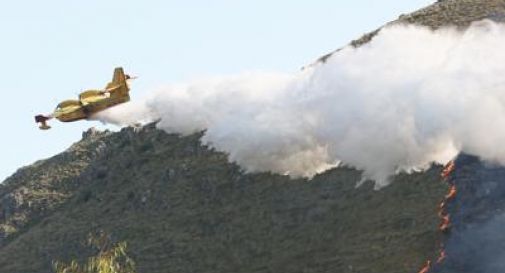 Incendi, notte di paura a L'Aquila: gente in strada